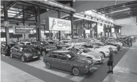  ??  ?? La exposición alberga 500 coches, desde 6.500 € hasta 130.000 €.