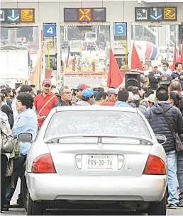  ??  ?? MOVIMIENTO. Grupos inconforme­s con el gobierno de Graco Ramírez viajaron de Morelos a la Ciudad de México, ayer.