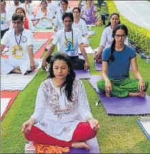  ?? SUBHANKAR CHAKRABORT­Y/HT PHOTO ?? Thousands of people took part in the yoga session at Raj Bhawan in Lucknow on the occasion of Internatio­nal Yoga Day.