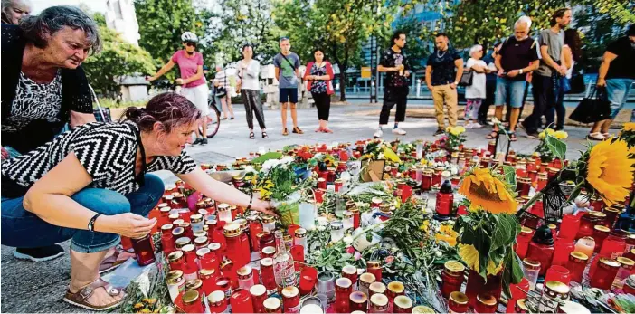  ?? Foto: Michal Šula, MAFRA ?? Pieta za zemřelého Obyvatelé Chemnitzu si připomínaj­í vraždu 35letého Daniela Hilliga. „Byl to nesmírně přátelský člověk,“říkají jeho známí.