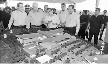  ??  ?? Azharuddin (third left) briefs Najib on the new Kuala Lumpur Air Traffic Control Centre project. Also seen are Liow (left) and Abdul Aziz (right). — Bernama photo
