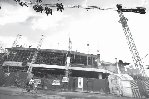  ??  ?? A view of the ongoing constructi­on of the new Cebu City Medical Center (CCMC) building in Barangay Pahina Central, Cebu City. Mayor Tomas Osmeña accused former mayor Michael Rama of lying about the P900 million worth of foreign pledges for the hospital...