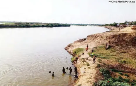  ?? PHOTOS: Fidelis Mac-Leva ?? Local youths have turned the River facing the Baro Port into a swimming pool