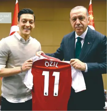  ??  ?? Controvers­y... presenting an Arsenal shirt to the Turkish president