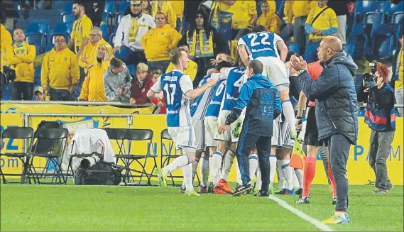  ?? FOTO: J.C.GUERRA ?? Los jugadores de la Real celebran el tanto de Prieto en el Estadio de Gran Canaria ante la decepción de la parroquia local, que se las prometía felices con la superiorid­ad amarilla