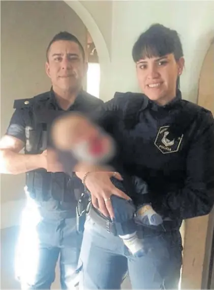  ??  ?? Pareja de “sangre azul”. Lourdes Espíndola (25), madre de un nene de 6 años, y Fernando Altamirano (34).