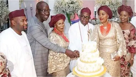  ??  ?? Alhaji Rilwan Giwa-osagie (centre) cutting his birthday cake assisted by Governor of Edo State, Godwin Obaseki,(second left) with Taju Giwa-osagie, (left) his wives, Ayeesha Giwa-osagie, Murifat Giwa-osagie and Shakira Giwa-osagie, during his birthday...