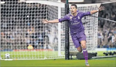  ??  ?? DOBLETE. Cristiano mantuvo su racha ante la Juve en la final de Cardiff: metió dos goles.