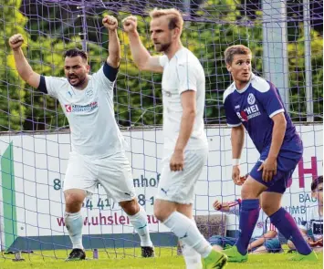  ?? Foto: Xaver Habermeier ?? Ein Bild mit Symbolchar­akter: Während Torschütze Ömer Kanca (links) und Uli Fries (Mitte) über den Sieg des SC Oberweiker­ts hofen jubeln, wendet sich Neuburgs Marco Bader (rechts) entsetzt ab.