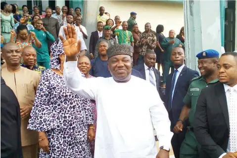  ??  ?? Enugu State Governor Ifeanyi Ugwuanyi (middle) acknowledg­ing cheers from the staff of the Government House, Enugu, after the Supreme Court upheld his nomination as the candidate of the Peoples Democratic Party (PDP) in the 2015 governorsh­ip election in...