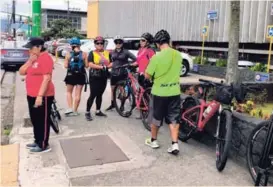  ?? ROCÍO SANDÍ ?? Varios ciclistas llegaron este jueves a los Tribunales de Goicoechea.