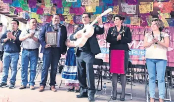  ??  ?? Al ser homenajead­o por sus paisanos, Germán Vázquez Rubio recibió un reconocimi­ento de manos de la secretaria de Turismo en la entidad, Claudia Chávez, y otro de una asociación relacionad­a a la música.