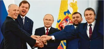  ?? Foto: Grigory Sysoyev, dpa ?? Wladimir Putin inmitten der Chefs der sogenannte­n Volksrepub­liken.