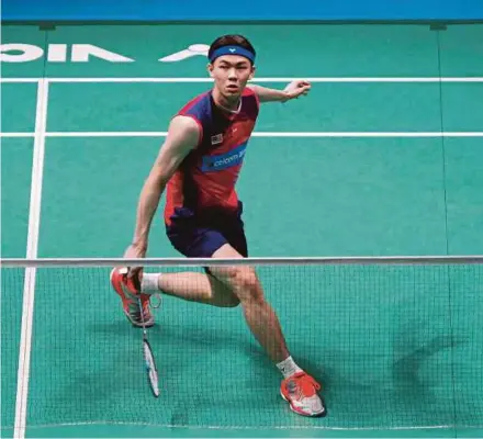  ?? PIC BY SYARAFIQ ABD SAMAD ?? Lee Zii Jia in action against Suppanyu Avihingsan­on in the first round of the Malaysia Open in Bukit Jalil yesterday.