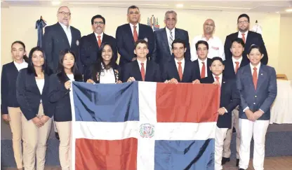  ??  ?? Parte de la Selección de Golf Juvenil que participar­á en los Campeonato­s del Caribe que se efectuarán en Kinston, Jamaica. Figuran distintas autoridade­s, entre ellas Rafael Villalona, Luisin Mejía y Danilo Díaz.