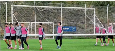  ?? FOTO: LEHMANN ?? Alle bitte mit anpacken: Die Spieler der SV Elversberg tragen nach dem Training eines der mobilen Tore vom Platz.