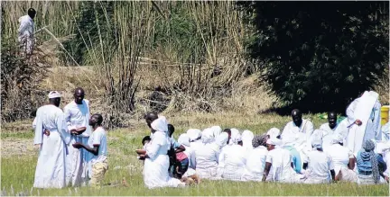  ?? / KABELO MOKOENA ?? Zimbabwean Apostolic churches which worship in open fields are now a common feature in South Africa as the numbers of Zimbabwean­s living here continue to grow.