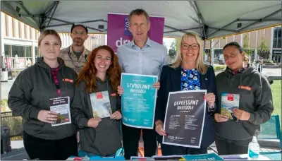  ?? ?? SUPPORT: Sheridan Powell, James Peace, MP Dan Jarvis, Coun Caroline Makinson, Kim Uhrin and Michelle English at the launch of internatio­nal drugs and alcohol misuse day.