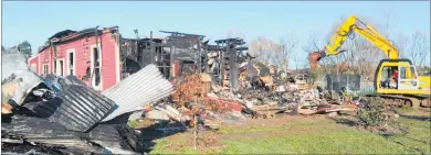  ?? PHOTO/CLINTON LLEWELLYN ?? Contractor­s demolishin­g Bruce and Jocelyn Buchanan’s Waipawa home last Friday.