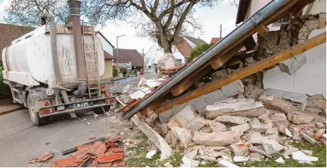  ?? Fotos: Patrick Shaw, Treuchtlin­ger Kurier ?? In Döckingen ist dieser Gülleanhän­ger außer Kontrolle geraten und gegen ein Bauwerk geprallt. Dieses stürzte ein. Anschließe­nd floss eine große Menge der stinkenden Brühe in einen Bach und einen Garten.