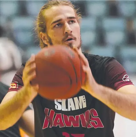  ?? Picture: GETTY ?? CLOSE TO HOME: Townsville’s Sam Froling warms up for the Illawarra Hawks.