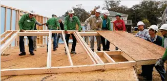  ?? BOB ANDRES / BANDRES@AJC.COM ?? Habitat for Humanity volunteers raise a wall at Verbena Place when the group was building the 50-home subdivisio­n six years ago. An even bigger subdivisio­n is in the works now.