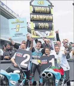  ??  ?? Dalla Porta celebra con su equipo en Australia el título de Moto3.