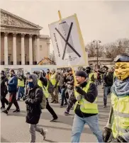  ?? EPA ?? In corteo davanti al SenatoSfil­ata del movimento dei Gilet Gialli ieri nella capitale francese per la tredicesim­a volta dall’inizio delle violente proteste contro la riforma delle tasse messa in cantiere dal presidente Macron e l’aumento del costo della vita.