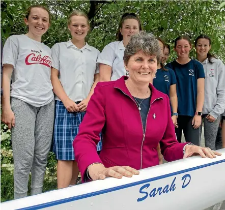  ?? DOUG FIELD/STUFF ?? Departing Timaru Girls’ High School principal Sarah Davis named in her honour. with the school rowing team and the boat they have