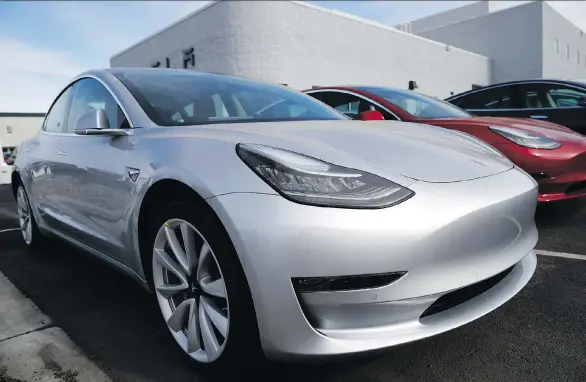  ?? DAVID ZALUBOWSKI/THE ASSOCIATED PRESS ?? Tesla’s Model 3 electric car won’t get a coveted recommende­d buy rating from Consumer Reports due to its long emergency stopping distances, difficult-to-use controls and harsh ride. The Model 3, Tesla’s first attempt to appeal to mass-market buyers,...