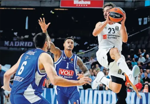  ??  ?? EN RACHA. Sergio Llull se prepara para el pase entre Barovic y Jackson. Desde que volvió, el Madrid solo ha perdido una vez con él en pista.