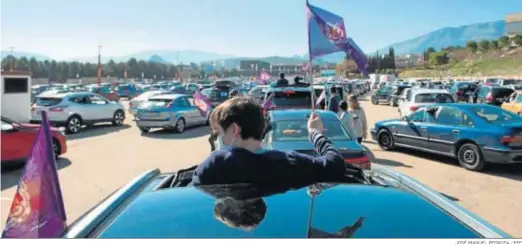  ?? JOSÉ MANUEL PEDROSA / EFE ?? Vehículos participan en la caravana en Jaén.