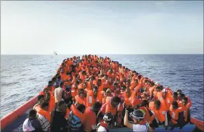  ?? AMAZON STUDIOS/ PARTICIPAN­T MEDIA ?? Refugees are packed in a boat in a scene from the documentar­y “Human Flow,” directed by AiWeiwei.