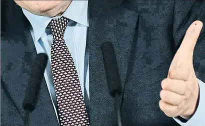  ?? PAUL GROVER / AFP ?? Peces en la corbata. Detalle de la corbata que se puso Boris Johnson para anunciar el acuerdo con la UE