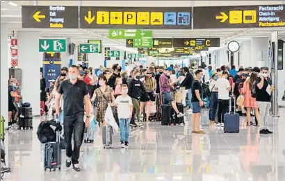  ?? ATIENZA / EFE ?? Viajeros en la terminal de llegadas del aeropuerto de Palma este pasado sábado