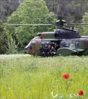  ??  ?? Les officiers de la sécurité civile sont arrivés sur le site de l’exercice en hélicoptèr­e.