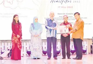  ?? ?? SUMBANGAN: Tun Juhar (tengah) menyampaik­an sumbangan daripada Hibiscus Petroleum kepada Francis Mujim (kanan) dari Persatuan Talasemia Sabah. Turut kelihatan Norlidah (dua kiri), Zainul (dua kanan), Zaha Rina (kiri).