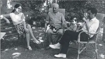 ??  ?? Xavier Valls, su esposa y su hijo Manuel con Apel·les durante una visita a El Vendrell en 1966