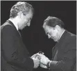  ?? FOTO: DPA ?? Bruno Ganz (rechts) 1996 bei der Überreichu­ng des Iffland-Rings durch Minister Rudolf Scholten im Burgtheate­r.