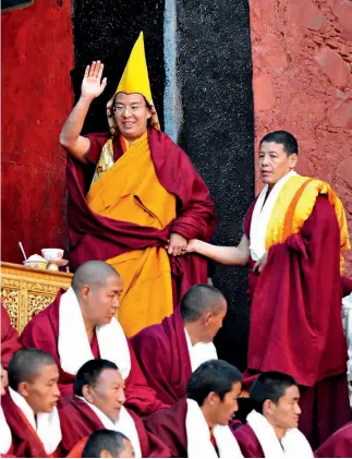  ??  ?? Conmemorac­ión del 20o aniversari­o de la entronizac­ión del Panchen Lama en el Monasterio de Tashilhunp­o en Shigatse, Tíbet. Después de finalizar la ceremonia el Panchen Lama saluda a los asistentes.