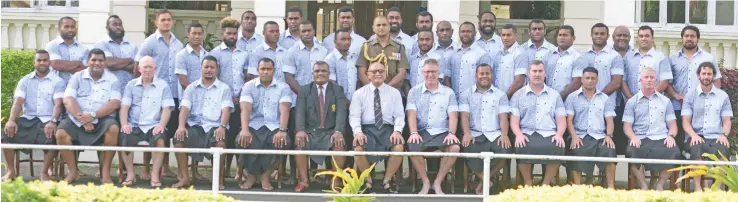  ?? Photo: Ronald KUmar ?? Vodafone Flying Fijians squad members and officials with President Major-General (Ret’d) Jioji Konrote at the State House on June 2, 2017.
