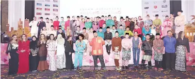  ??  ?? MERIAH: Antara selebriti yang hadir pada Majlis Tayangan Perdana Program Raya Astro 2017 di Kuala Lumpur barubaru ini.