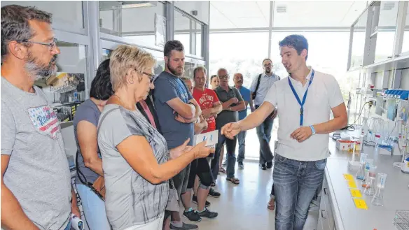  ?? FOTO: GERD MÄGERLE ?? Groß war das Interesse an den Führungen durch die Laborberei­che des Pharmaunte­rnehmens.