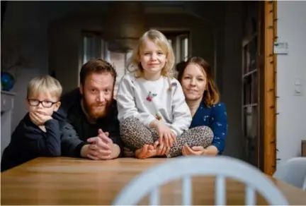  ?? FOTO DIRK VERTOMMEN ?? Papa Roel, mama Kathleen en haar jongere broer hebben leren leven met de extreme pinda-allergie van Louise. “Maar het blijft vaak stressen.”