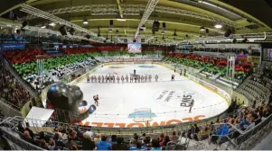  ?? Foto: Siegfried Kerpf ?? Gute Luft zum Anfeuern: Im Curt‰Frenzel‰Eisstadion in Augsburg ist die Klima‰ und Lüftungste­chnik von Schuster im Einsatz.