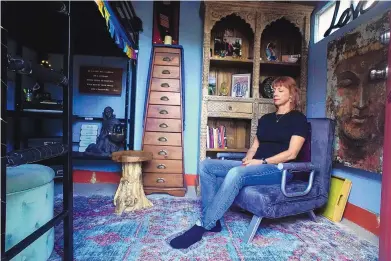  ?? ADOLPHE PIERRE-LOUIS/JOURNAL ?? Robin Hopkins, who was badly wounded during a shooting seven years ago when she was a deputy with the Bernalillo County Sheriff’s Office, meditates in a hut in the backyard of her Albuquerqu­e home.