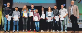  ??  ?? Die Preisträge­r des Hilde- Frey- Sportpreis­es mit Landrat Heiko Schmid bei der gemeinsame­n Sportlereh­rung des Land- und Sportkreis­es Biberach.