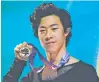  ?? JOHN LOCHER/ASSOCIATED PRESS ?? Nathan Chen shows off his championsh­ip medal Sunday.