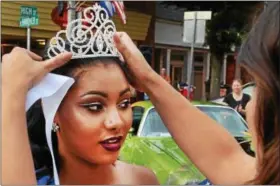  ??  ?? 2016July 4th Homecoming Queen MarDaije Pearson is crowned by 2015queen Eliana Arroyo-Dech.