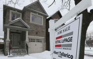  ?? TORONTO STAR FILE PHOTO ?? A study found that Toronto homes sold in January for nearly $70,000 less compared to the spring market, which peaks in May.